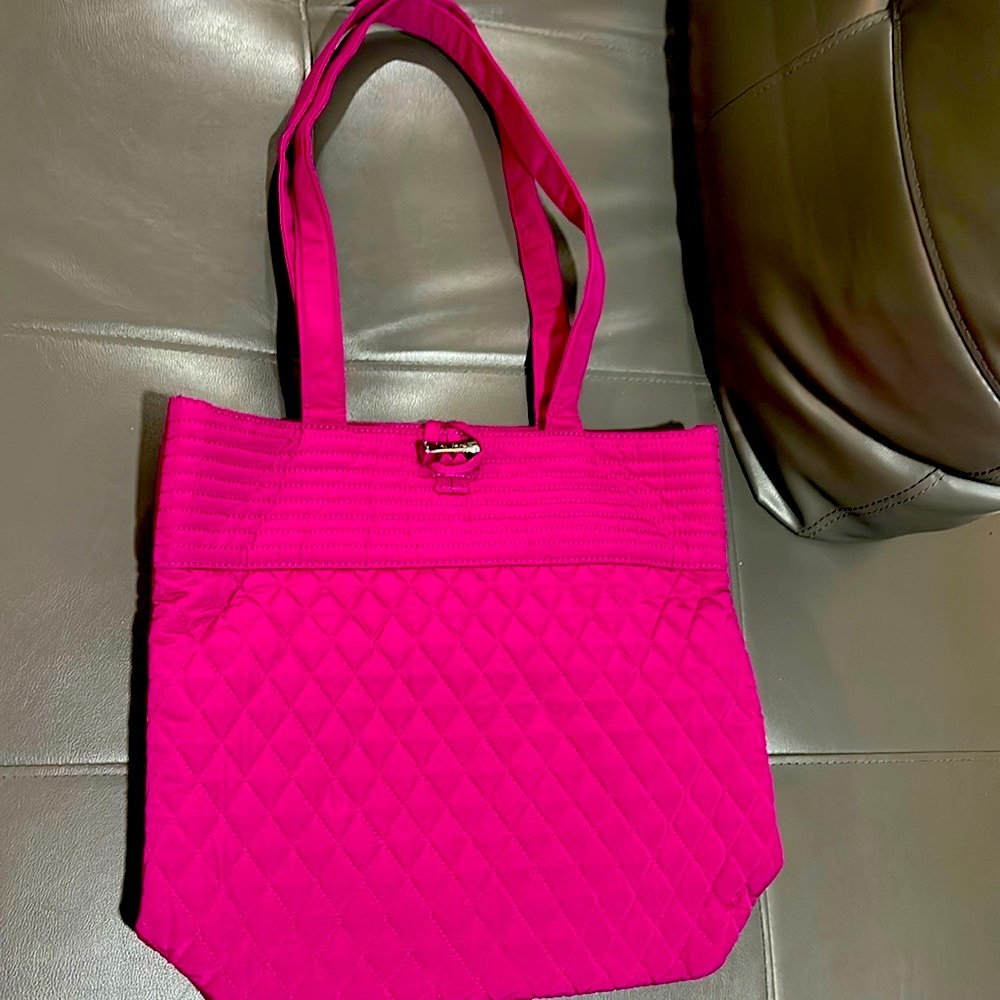 🌺
Adorable Vera Bradley Fusia Tote